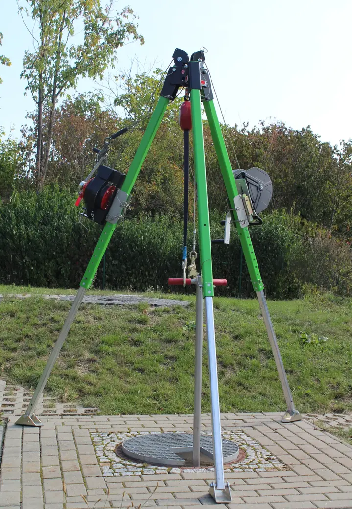 Rettungs-Dreibein aufgebaut über einem Kanaldeckel – Praxisübung Schachtrettung bei BVE Weimar