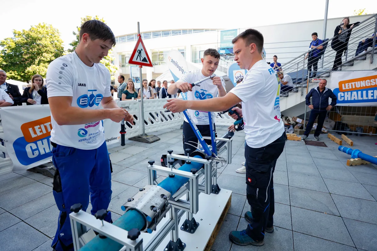 BVE-Azubis Paul Witte, Louis Günther und Nico Jäschke beim Aufbau des Rohrleitungssystems mit Schieberkreuz Hawle Baio an der Leitungsbau-Challenge 2024