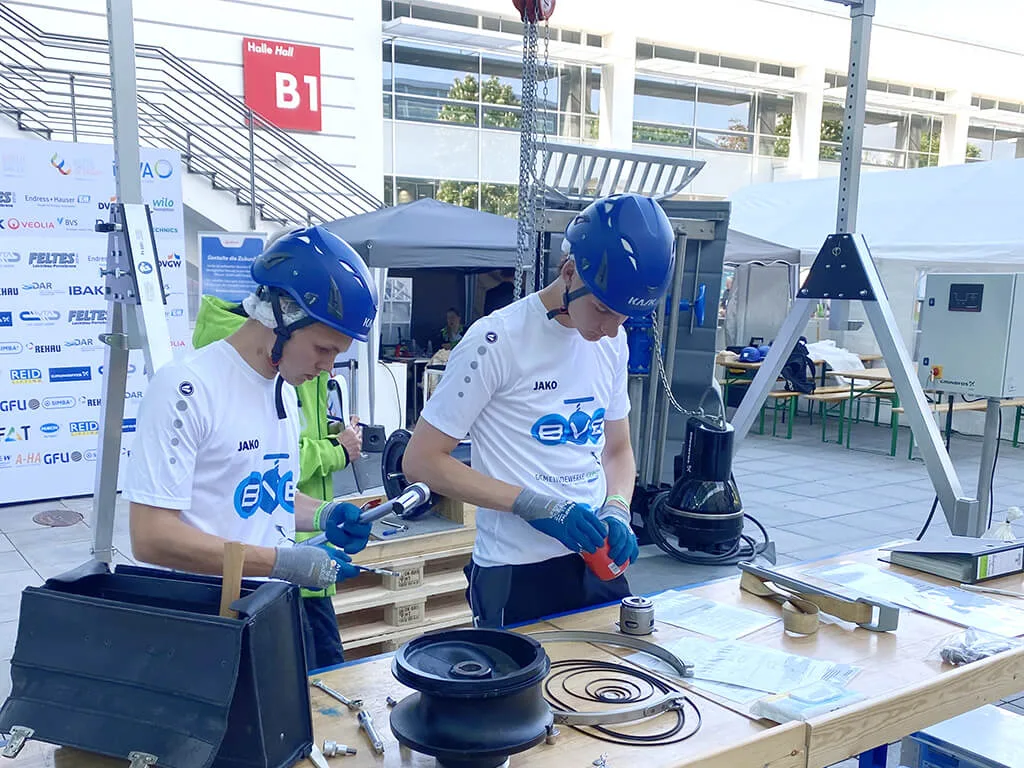 Magnus Krech und Nils Eschrich beim Wettbewerb Water Skills 2024 – Station Arbeitssicherheit