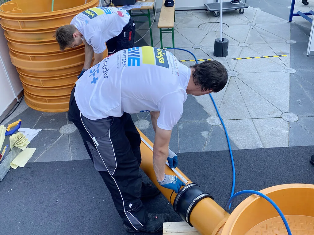 Teamarbeit der BVE-Auszubildenden bei der MSR-Station Prozesskontrolle, Water Skills 2024