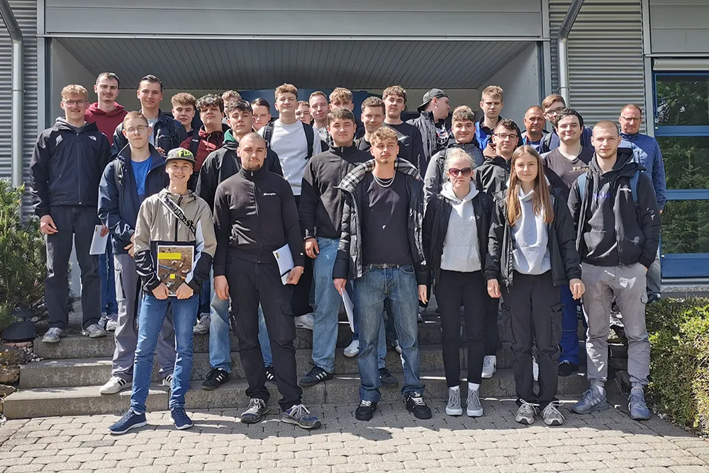 Auszubildende der UWT24 vor dem Eingang des Viega-Werks in Großheringen