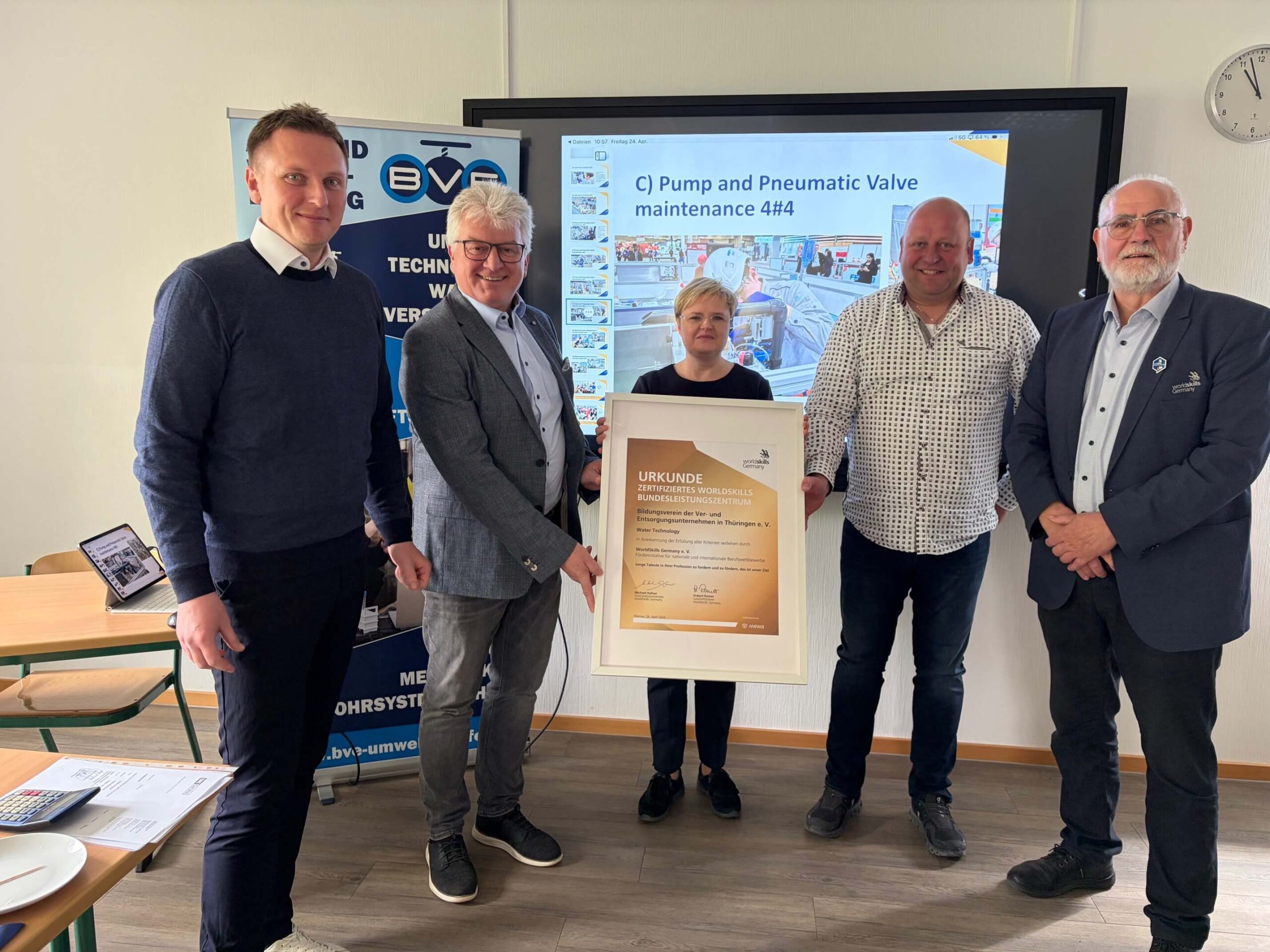 Der Vorstand des BVE Thüringen e. V. bei der Überreichung der Urkunde im Rahmen der Mitgliederversammlung.